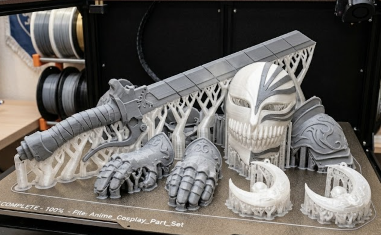 3D-gedruckte Anime Cosplay Props auf Druckbett – Buster Sword, Hollow Maske, Ritterhandschuhe und Schulterplatten aus PLA für Cosplay Rüstung und Convention Kostüme