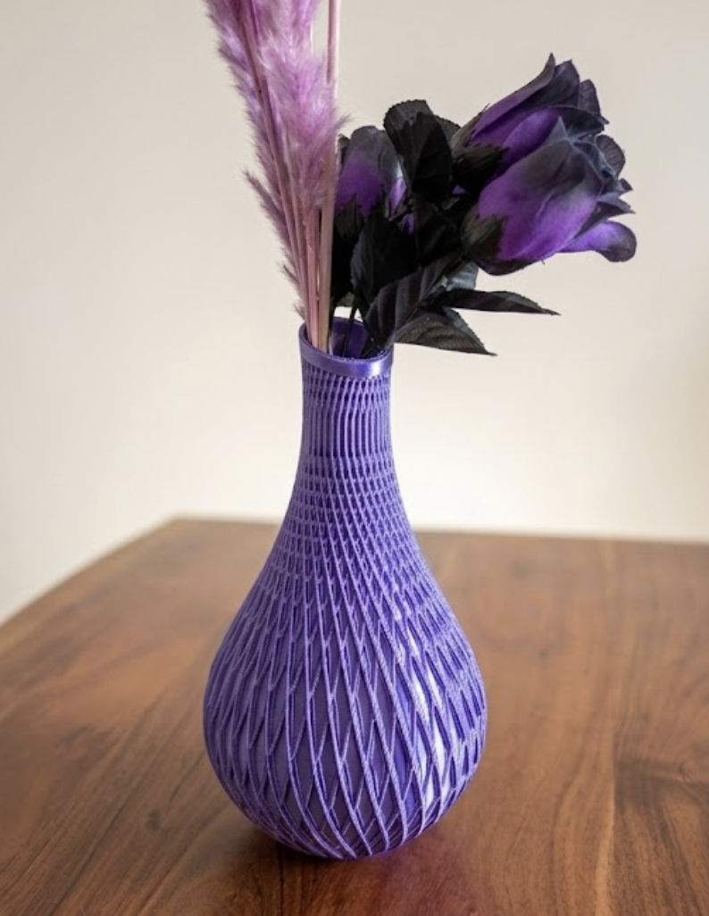 3D-gedruckte Dekovase in Lila mit geometrischem Rautenmuster, gefüllt mit Trockenblumen